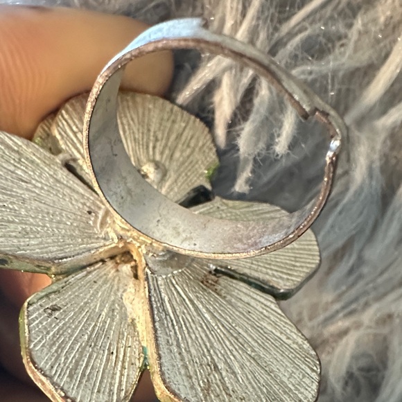 Chic Green Floral Statement Ring - Picture 10 of 17